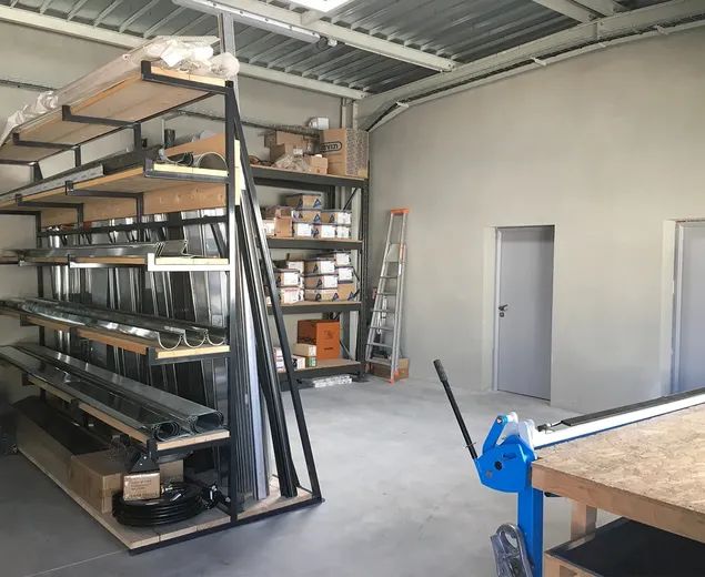Espace de préparation couverture et zinguerie chez Joneau Entreprise