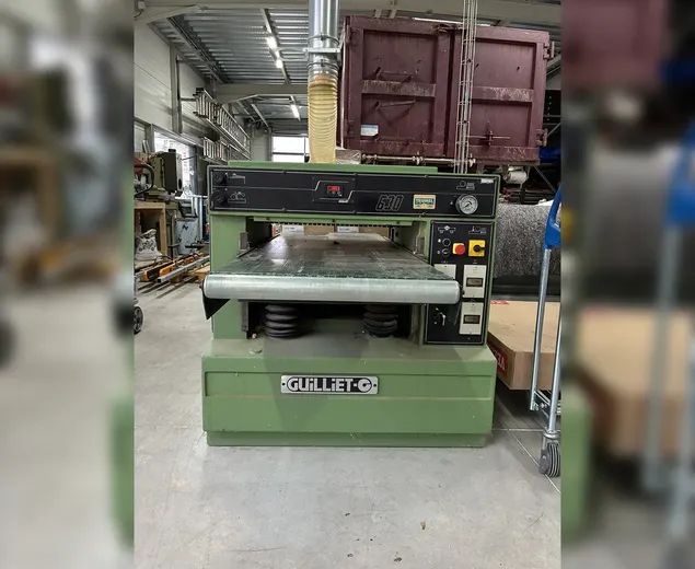 Machine de rabotage utilisée dans l’atelier de Joneau Entreprise