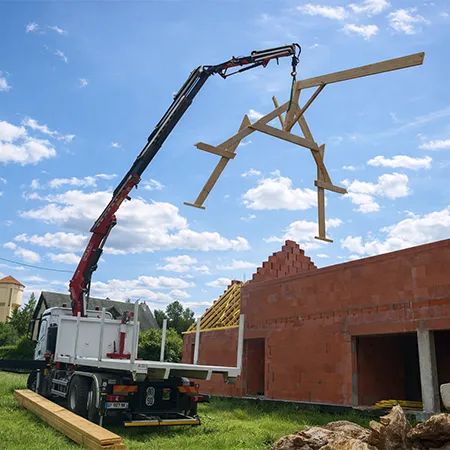 Levage de charpente sur un chantier Joneau Entreprise
