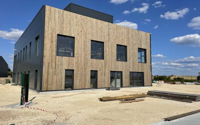 Bâtiment professionnel habillé en bardage bois à Talcy