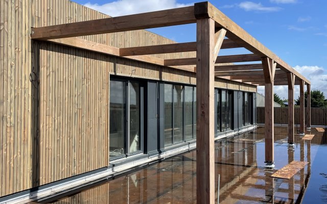 Détail de bardage bois et structure extérieure à Talcy