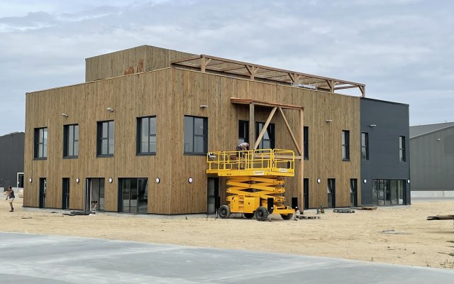 Vue générale d’un bâtiment professionnel en bardage bois