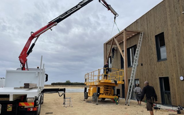 Chantier de bardage bois en cours à Talcy