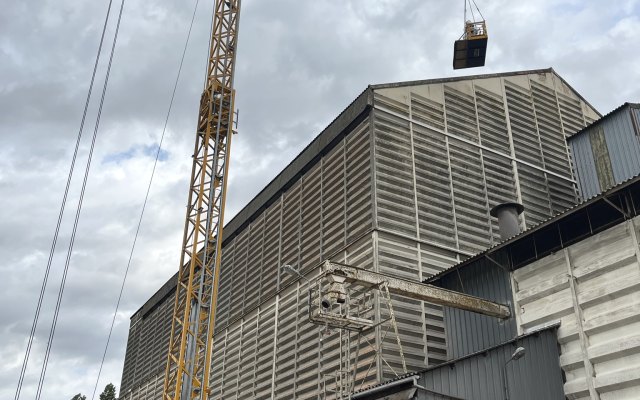 Vue rapprochée d’un bâtiment agricole en cours d’intervention