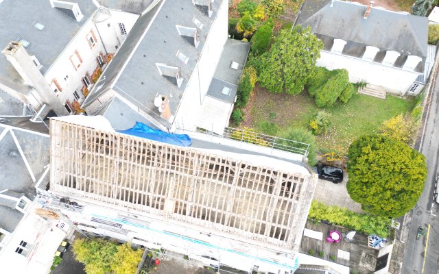Vue aérienne d’un chantier de couverture en ardoises à Blois