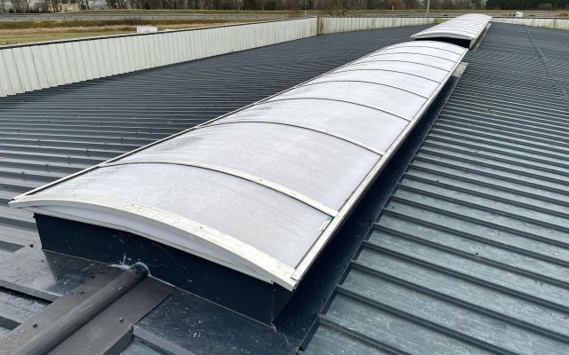 Détail de couverture en bac acier sur bâtiment technique