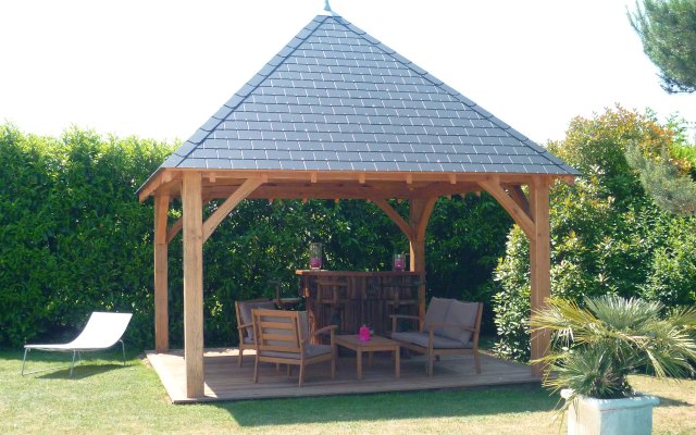Vue d’ensemble d’un préau bois sur mesure dans le Loir-et-Cher