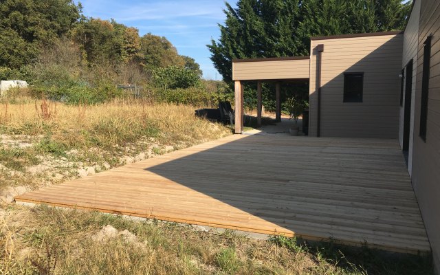 Aménagement extérieur avec terrasse bois dans le Loir-et-Cher