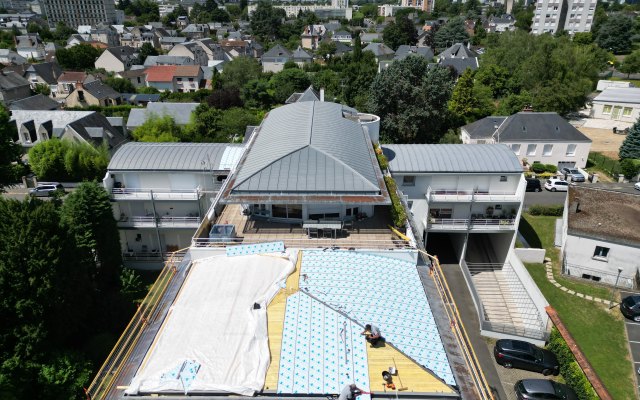 Vue d’ensemble d’une toiture en zinc à joint debout à Blois