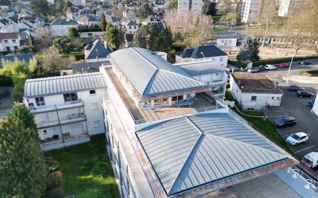 Toiture en zinc en cours de réalisation à Blois