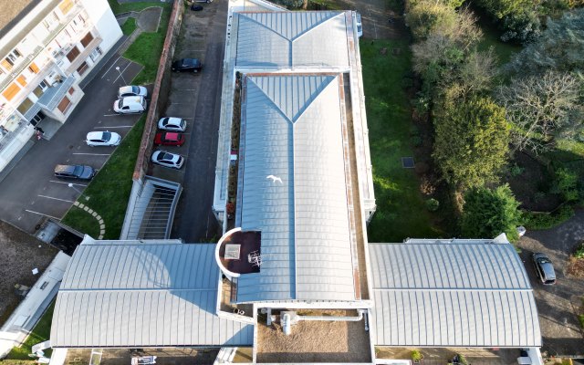 Vue aérienne d’une toiture en zinc réalisée à Blois